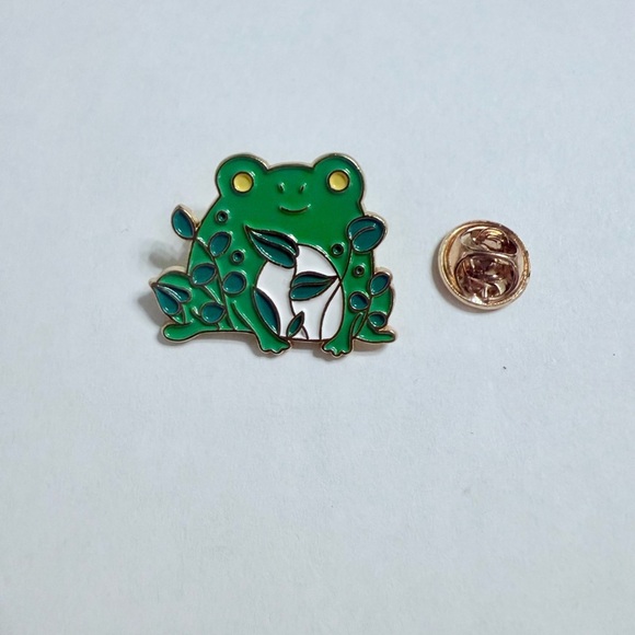 Women’s Jewelry Unique Fashion Light Green Frog in Dark Green Leafs Enamel Pin - Picture 1 of 2
